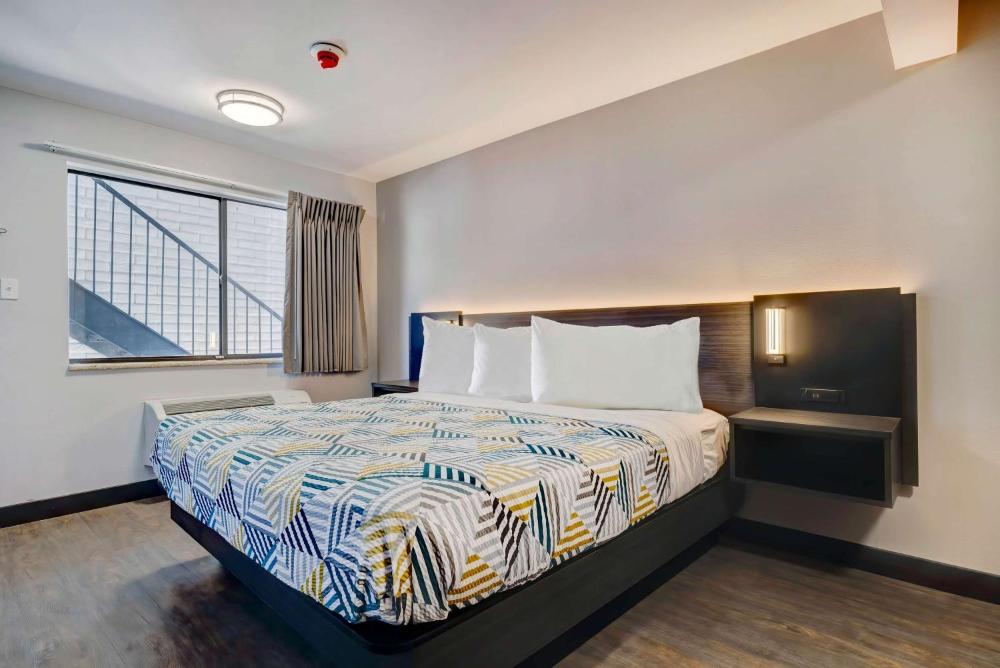 King Room - Non-Smoking interior